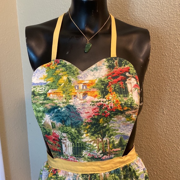 MRS Linafore Retro 50’s Garden Scene Apron - Picture 2 of 12